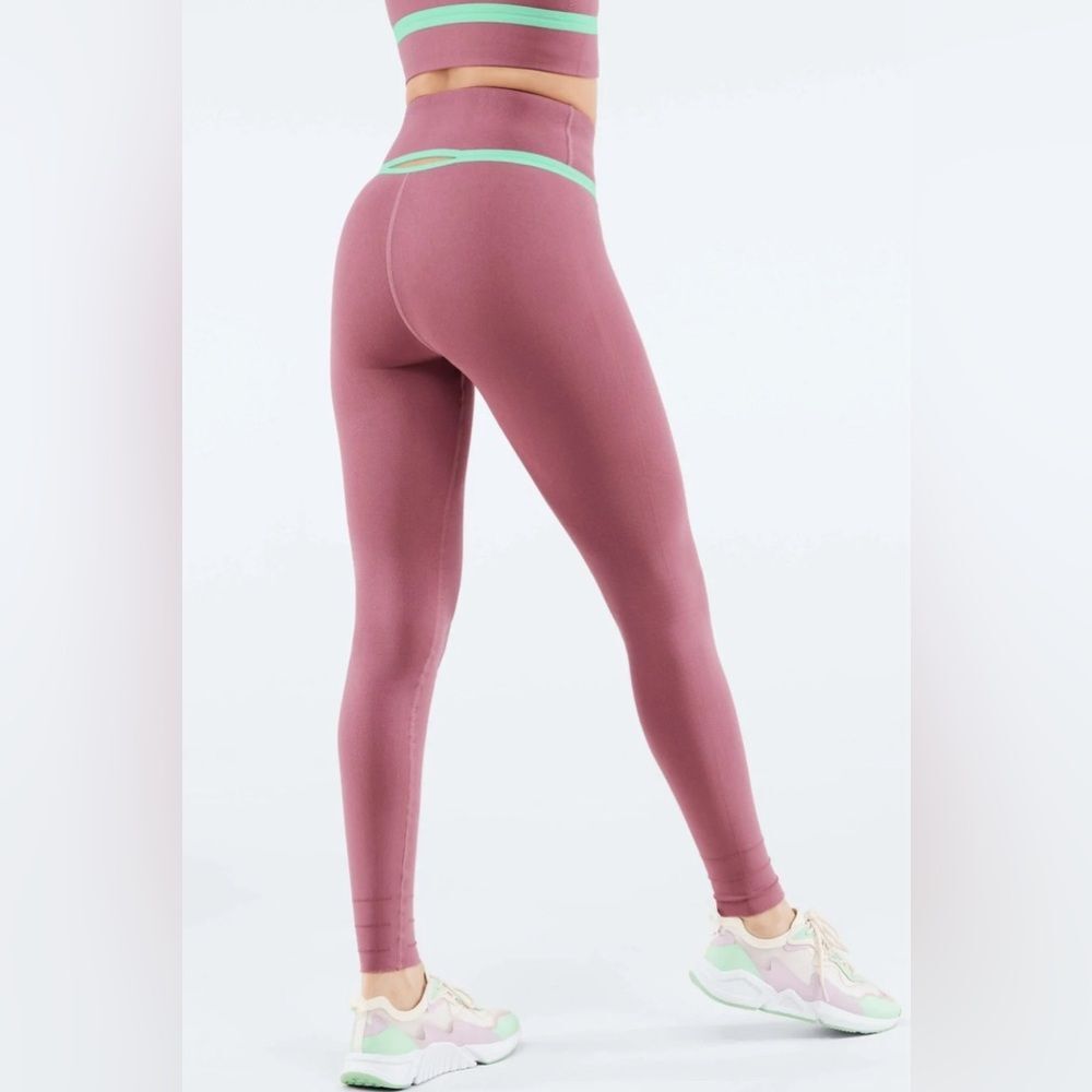 Fabletics High Waisted Sculptknit Cut Out Back Legging in Rose Size M/8 NWT